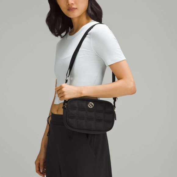 (2367/68) LULULEMON Crossbody Camera Bag 2L *Quilted Velour Blk/Gld - Picture 3 of 4